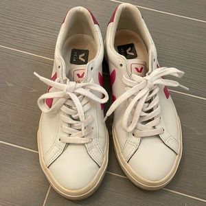 Awesome condition veja campo leather sneakers